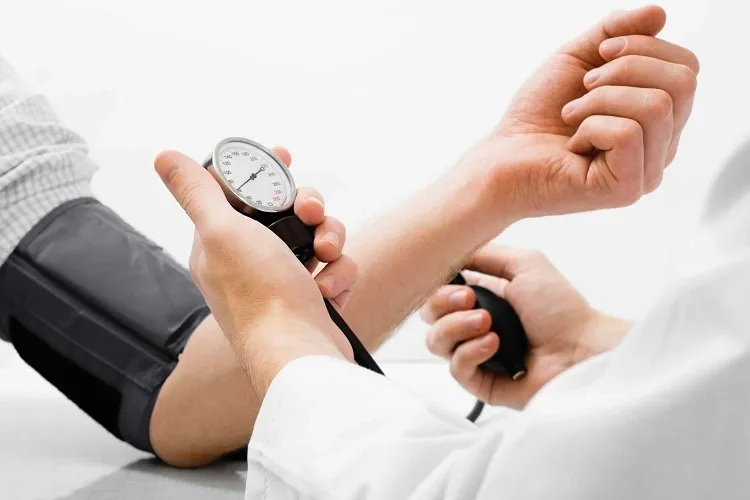5 cách giảm huyết áp nhanh và hướng dẫn kiểm soát huyết áp