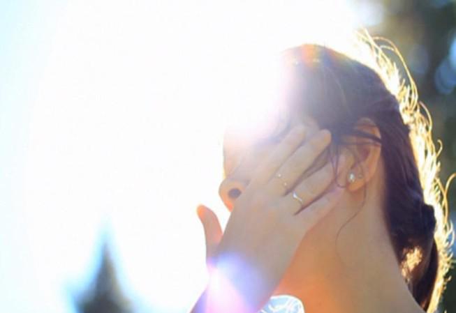 Ánh nắng mặt trời là một trong những nguyên nhân của lupus ban đỏ