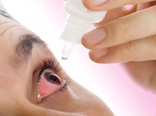 Sử dụng nước muối sinh lý để giúp mắt dễ chịu hơn