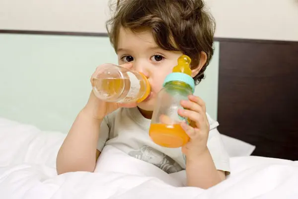 Cho bé uống nước hoa quả giúp con tăng sức đề kháng
