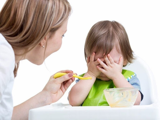 Thói quen ăn uống không hợp lý dễ khiến bé mắc chứng biếng ăn chậm lớn