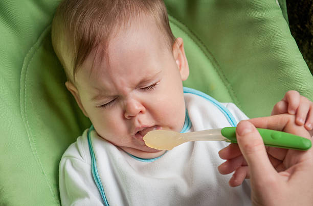 Trẻ liên tục từ chối thức ăn là dấu hiệu biếng ăn dễ dàng nhận thấy
